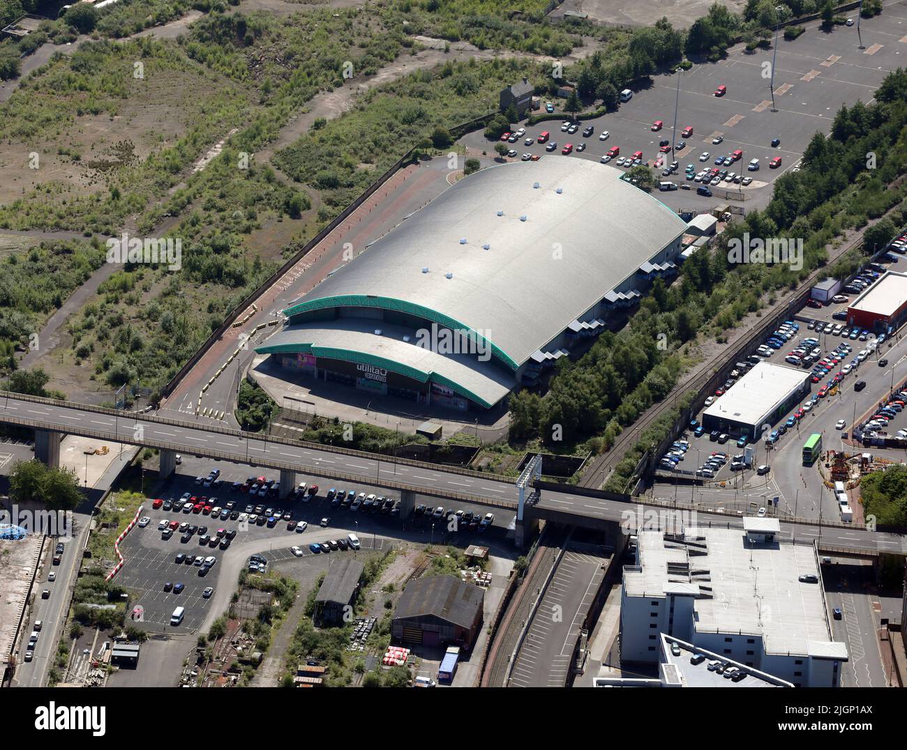Vista aérea del estadio Utilita desde el este con el puente Redheugh en primer plano, Newcastle upon Tyne Foto de stock