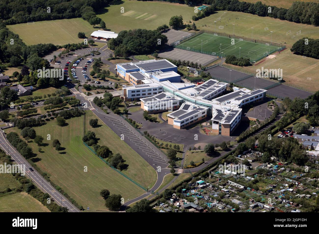 Vista aérea de la escuela secundaria Walbottle Academy nr Newcastle upon Tyne, Tyne & Wear. Benwell & Walbottle Cricket Club se puede ver en el fondo. Foto de stock