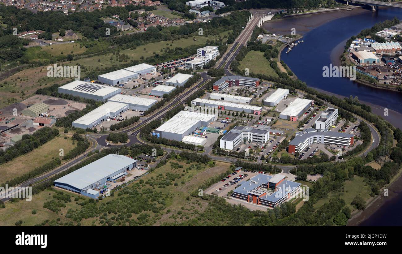 Vista aérea de los parques empresariales Waterfront y Gateway West en Newburn, Newcastle upon Tyne Foto de stock