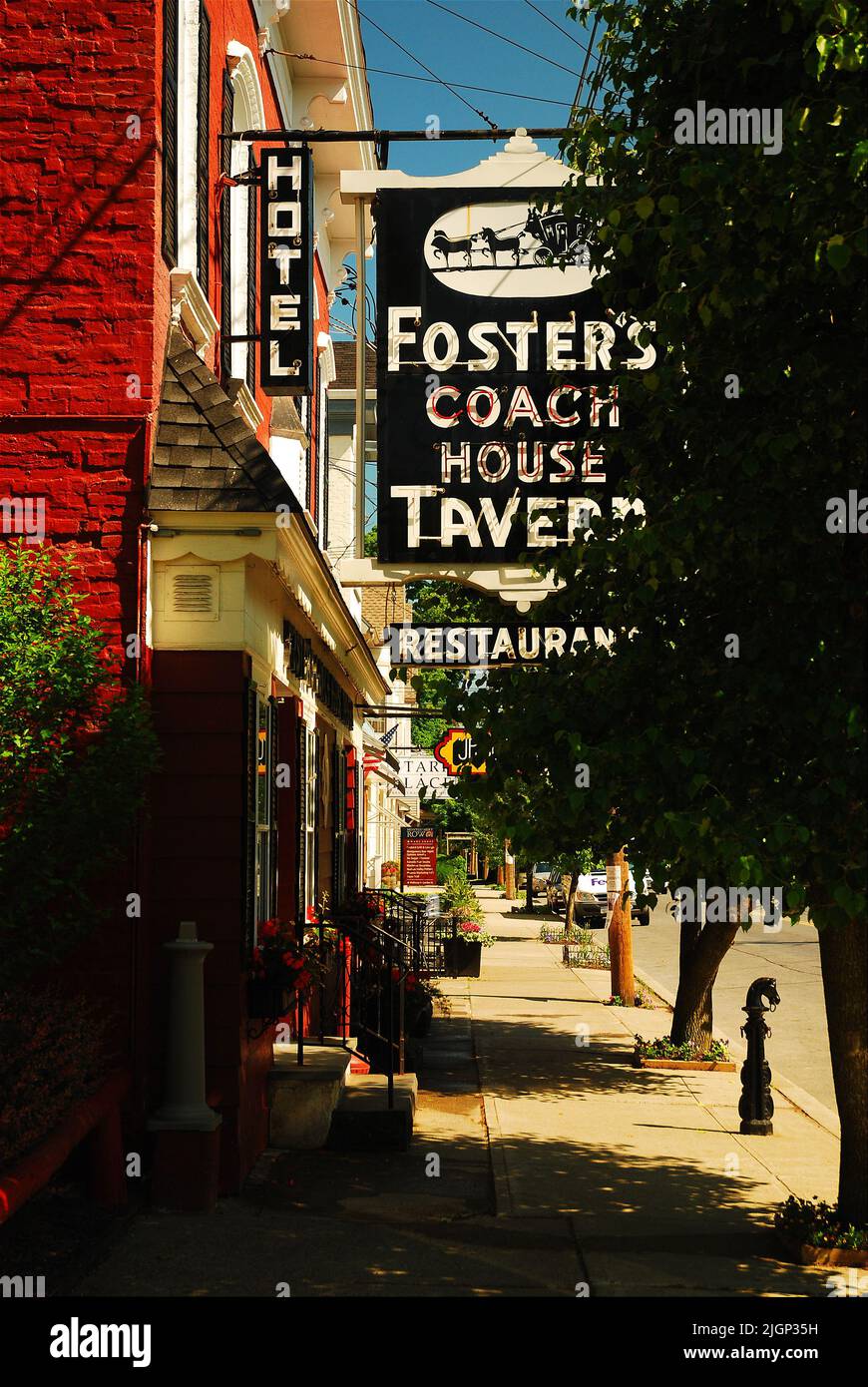 La histórica taberna Fosters Coach House es un restaurante histórico en el centro de Rhinebeck, Nueva York, en el Valle Hudson Foto de stock