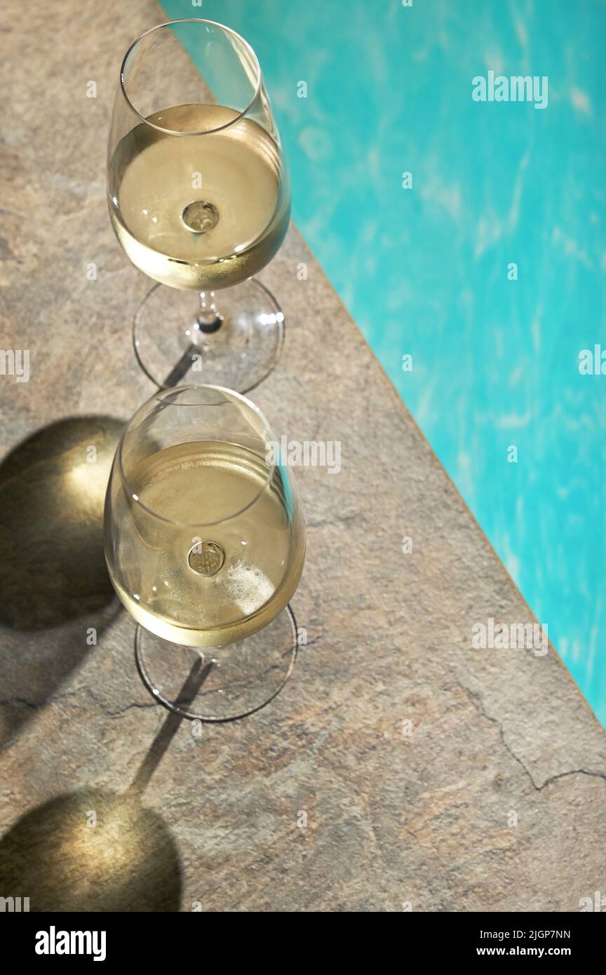 Copa de vino blanco de verano cerca de la piscina Foto de stock