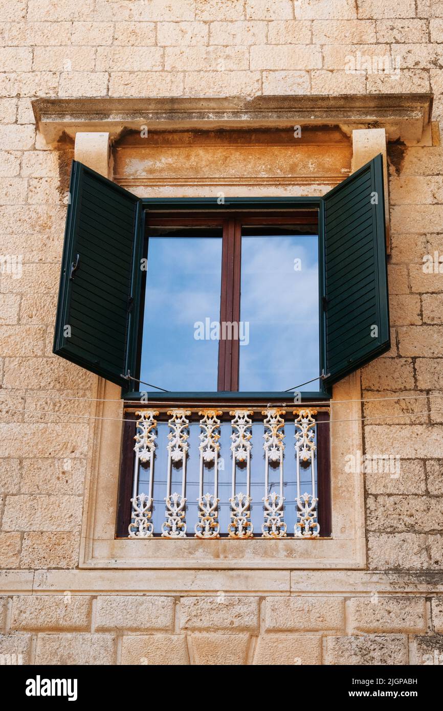 Ventana en un antiguo edificio histórico. Arquitectura retro. Verano en Croacia. Dubrovnik Foto de stock