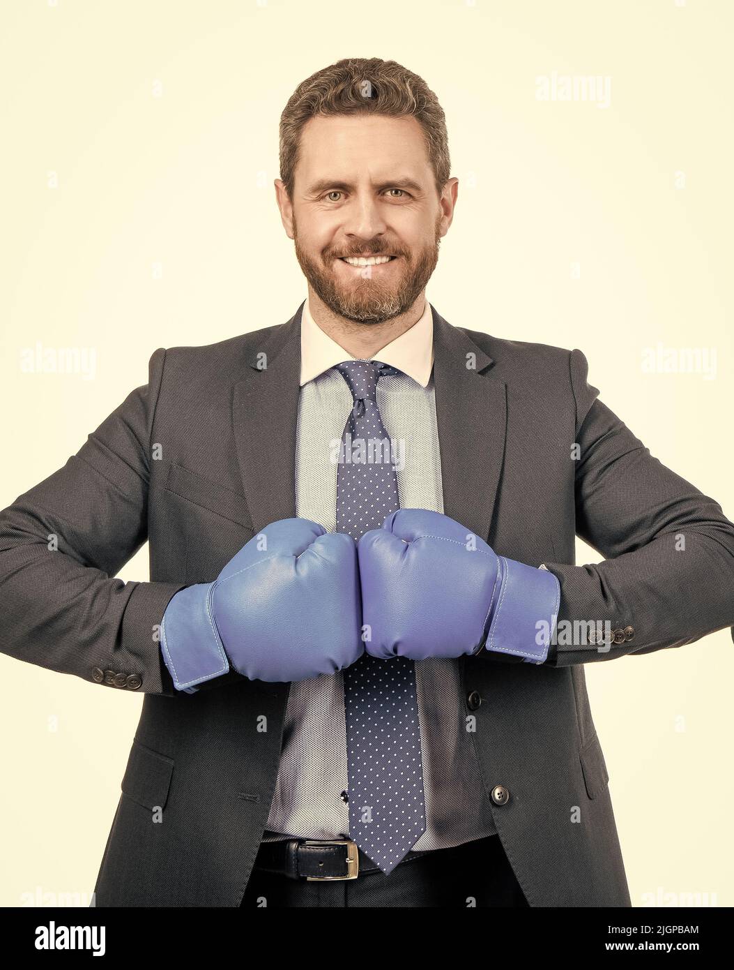 El jefe del hombre feliz sostiene los guantes de boxeo juntos listos para luchar aislados sobre blanco, luchando Foto de stock