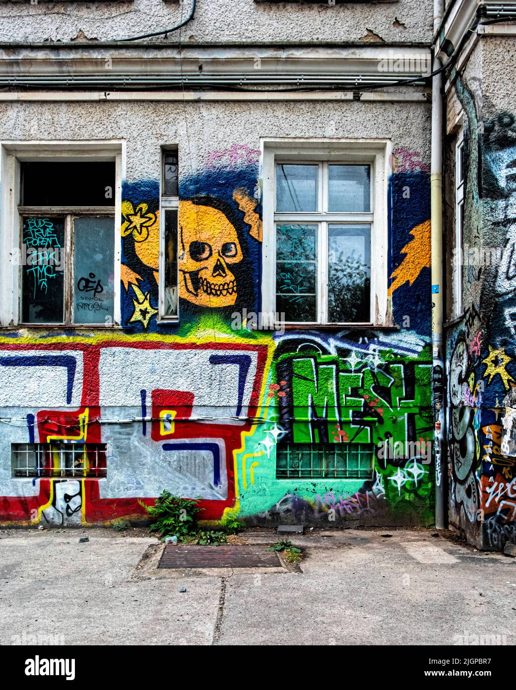 Berlín Friedrichshain, RAW Gelände. El exterior del viejo edificio industrial cubierto en street art & graffiti tags Foto de stock