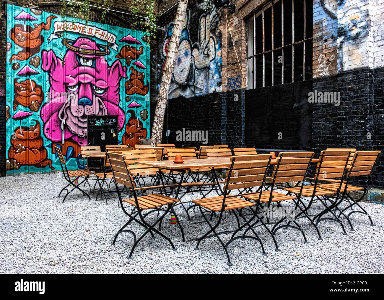 Berlín, Friedrichshain, RAW Gelände. - patio y bar al aire libre fuera de edificios industriales antiguos. Foto de stock
