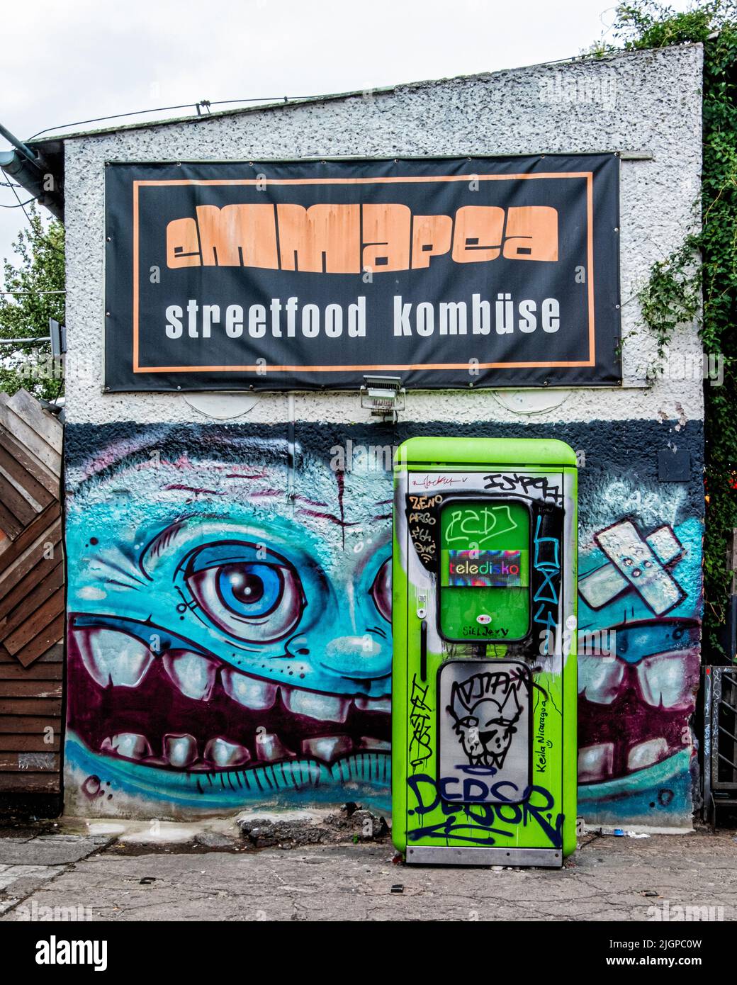 Berlín, Friedrichshain, RAW Gelände. La cabina telefónica es la discoteca más pequeña del mundo. El exterior de la discoteca funciona con monedas. Foto de stock