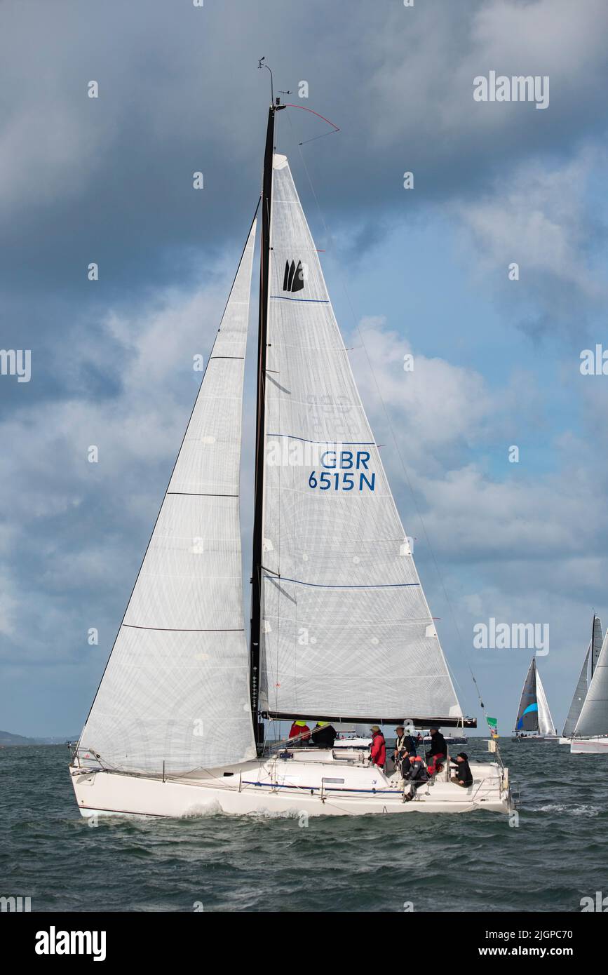 Barco Baradal blanco que navega a lo largo de un 12 lugar acreditado en su clase en la isla de Wight Ronda la carrera de yates de la isla en la costa sur. Foto de stock