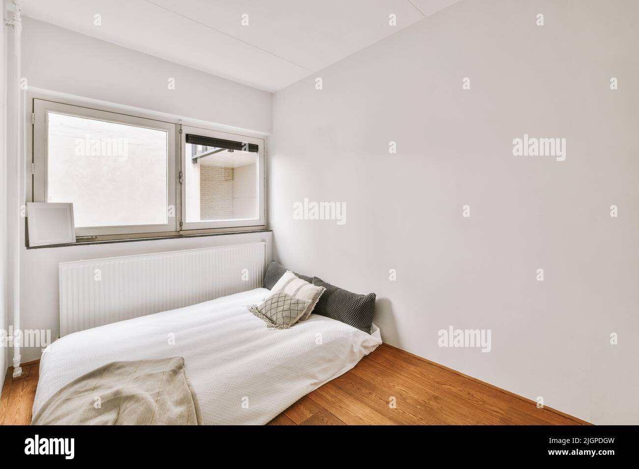 Diseño interior del dormitorio con cama cerca de la ventana en un moderno  apartamento Fotografía de stock - Alamy