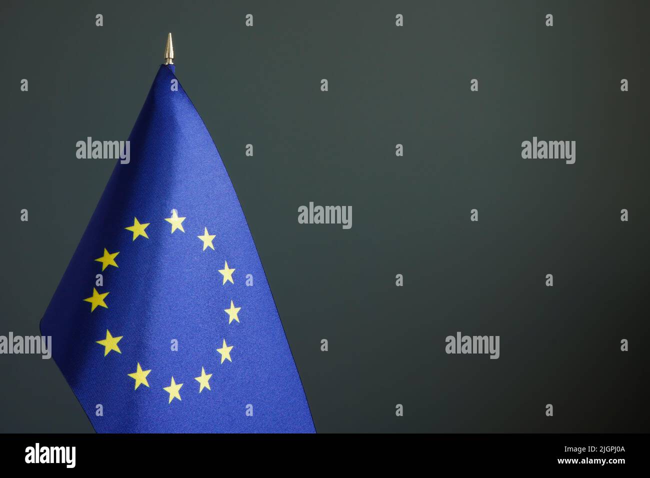 Pequeña bandera de la UE y espacio vacío oscuro. Foto de stock