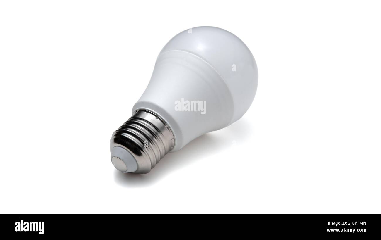 Lámpara LED con base de tornillo E27 aislada sobre fondo blanco. Foto de primer plano de un solo objeto. Concepto de ahorro de energía en el hogar. Foto de stock