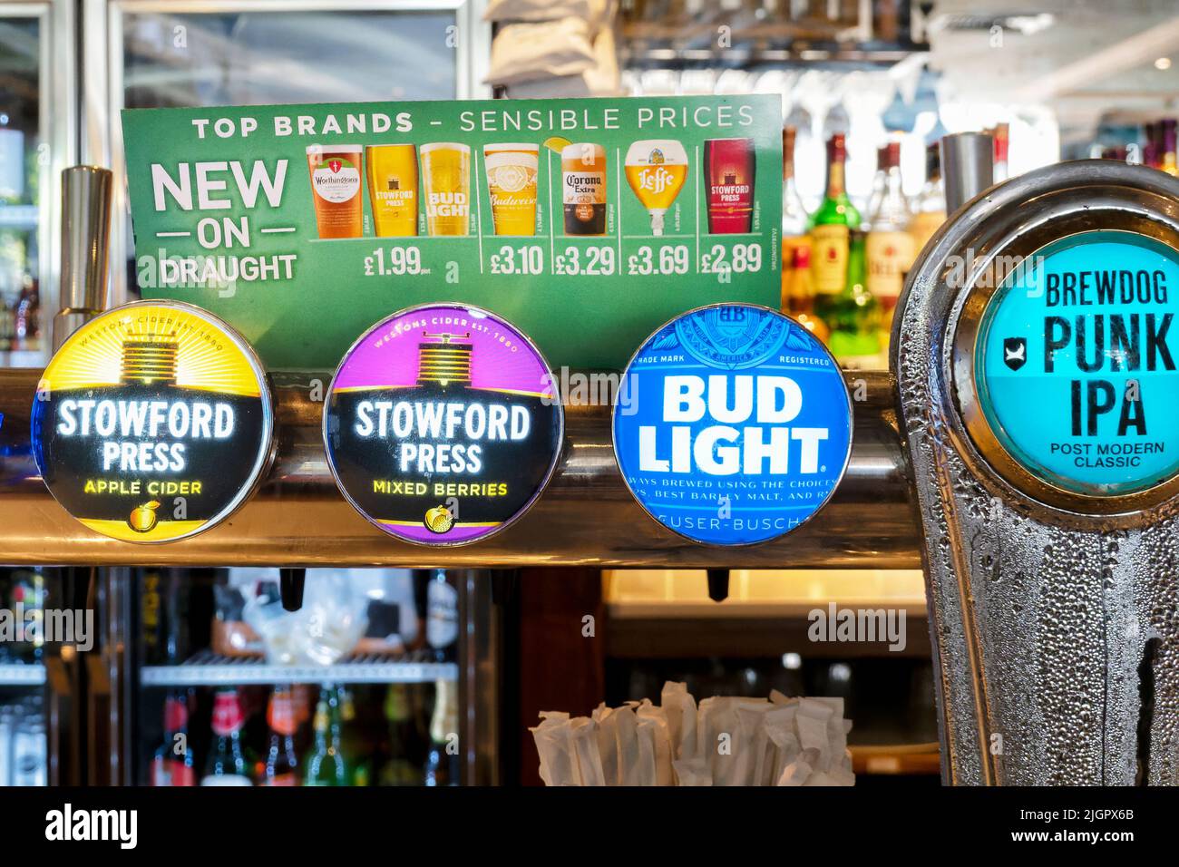Una imagen de la zona del bar en un pub JD Wetherspoons que muestra claramente un tablero de publicidad mostrando cerveza de bajo precio y cerveza lager disponible de la cadena de pubs Foto de stock