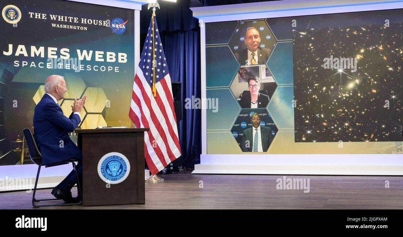 11 de julio de 2022 - Washington, DC, EE.UU. - El presidente DE EE.UU. JOE BIDEN presenta la primera imagen a todo color del telescopio espacial James Webb de la NASA, la imagen de mayor resolución del universo infrarrojo en la historia, lunes 11 de julio de 2022, En el auditorio South Court en el edificio de la oficina ejecutiva de Eisenhower en el complejo de la Casa Blanca en Washington. En la pantalla están Thomas Zurbuchen, Administrador Asociado de la NASA para el Directorio de la Misión Científica, TOP, Nancy Levenson, Directora Adjunta del Instituto Científico del Telescopio Espacial (STScI), y Greg Robinson, Director del Programa del Telescopio Espacial James Webb de la NASA, botto Foto de stock