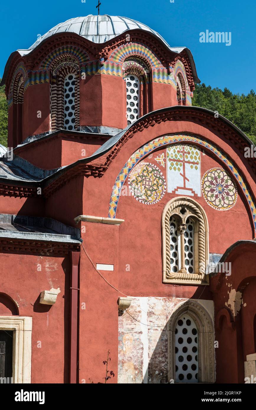 El monasterio medieval ortodoxo serbio Patriarcado de Peć en Kosovo. Foto de stock