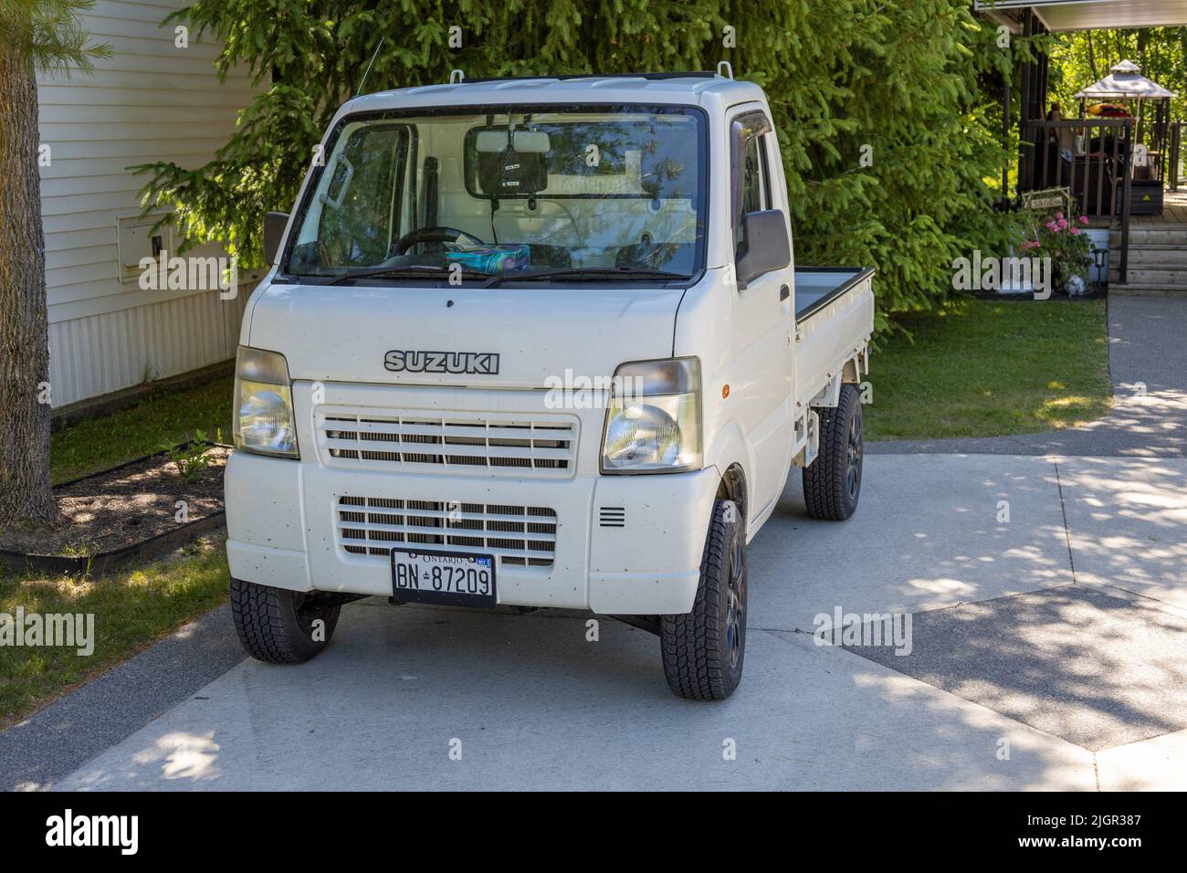 Japonés Carry Micro Suzuki Pick Up Truck a la derecha, estacionado en Ontario, Canadá Foto de stock