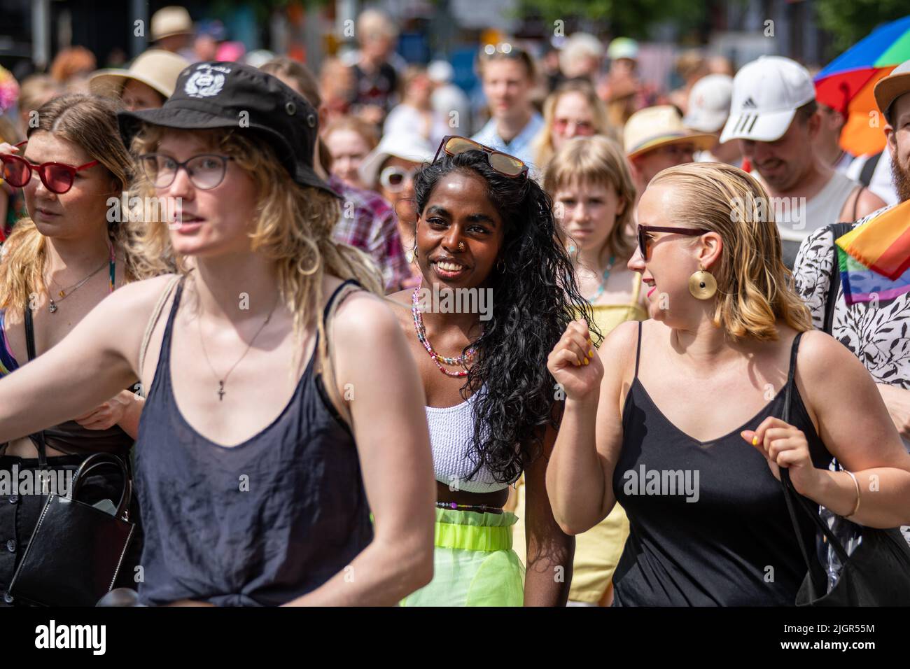 Jóvenes en el Desfile del Orgullo de Helsinki 2022 en Helsinki, Finlandia Foto de stock