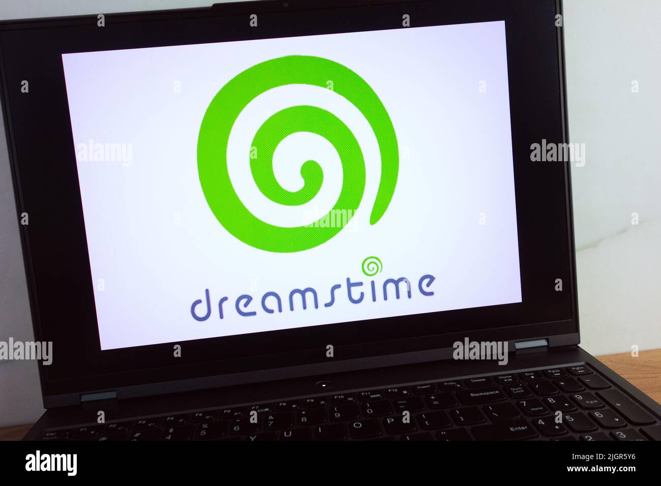 KONSKIE, POLONIA - 11 de julio de 2022: El logotipo del servicio de fotografía de Dreamstime aparece en la pantalla del ordenador portátil Foto de stock