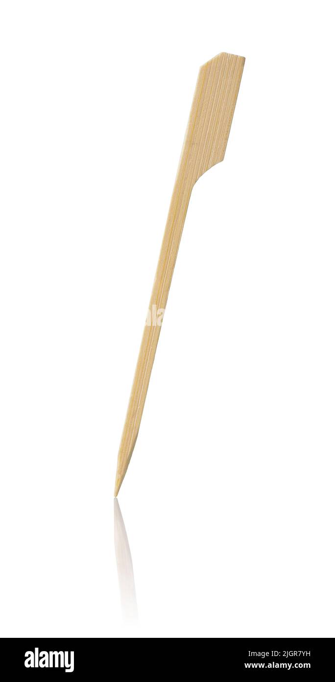 Brocheta de barbacoa de bambú desechable aislada sobre blanco Foto de stock