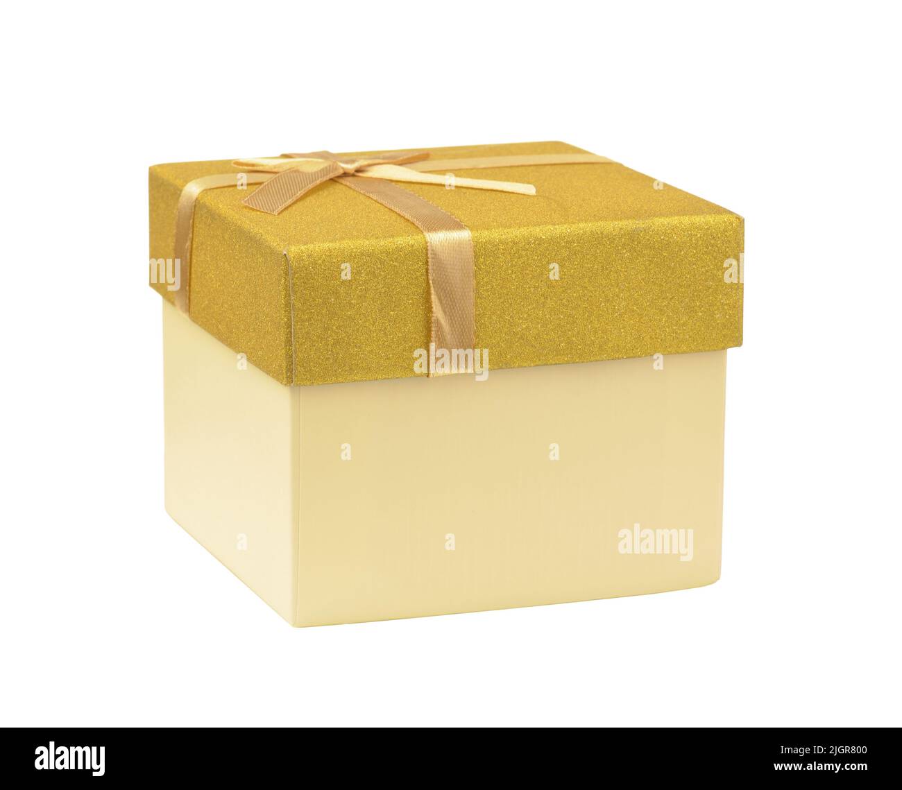 Caja de regalo de papel amarillo con tapa dorada y cinta aislada sobre blanco Foto de stock
