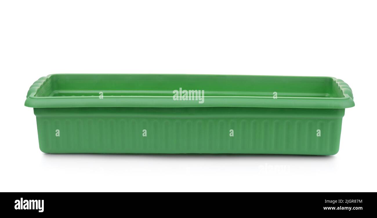Vista frontal de la bandeja de plántulas de plástico verde vacía aislada sobre blanco Foto de stock