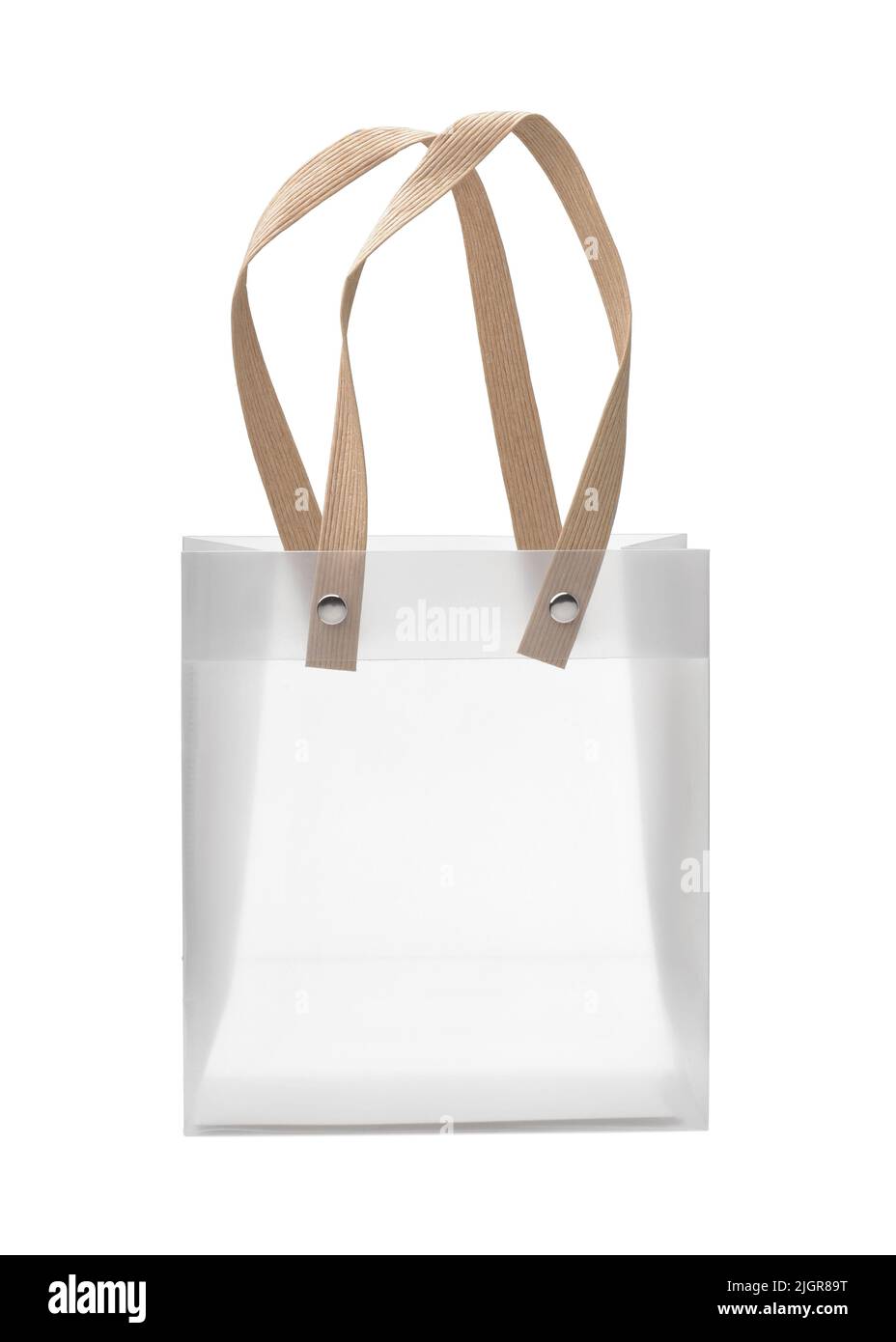 Vista lateral de una bolsa de regalo vacía de plástico translúcido con asas aisladas sobre blanco Foto de stock