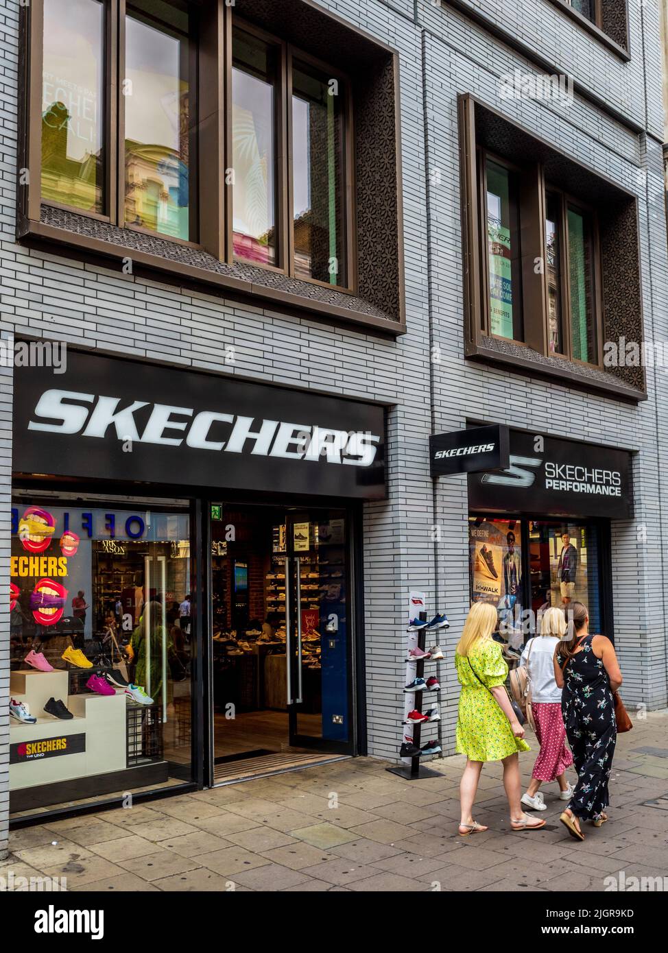 Tienda de skechers fotografías e imágenes de alta resolución - Alamy