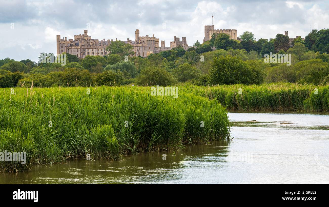 Vista del Castillo de Arundel desde el río Arun, West Sussex Foto de stock