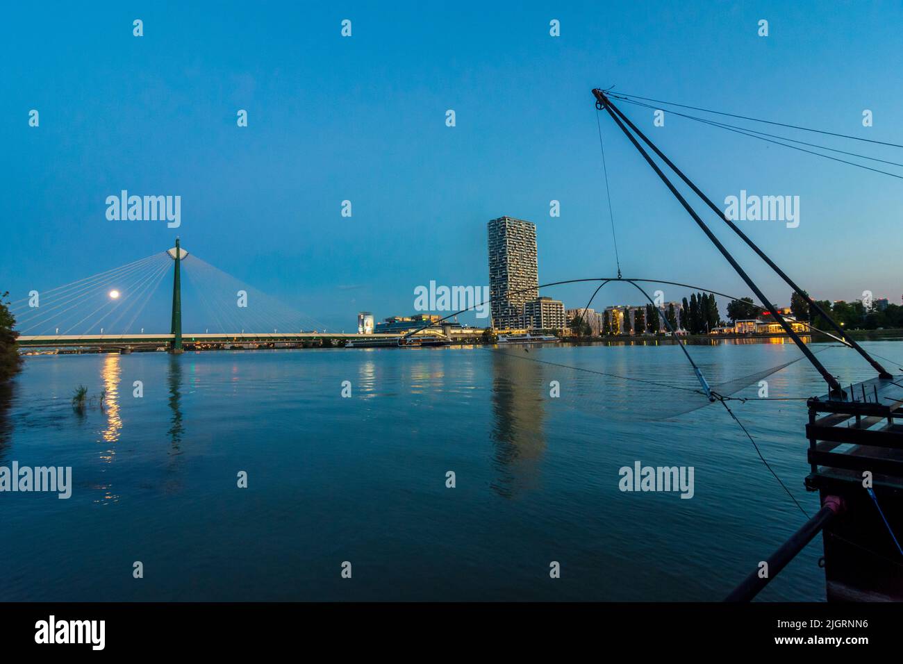 Viena, Viena: río Donau (Danubio), barco Daubel con red de pesca, torre de altura Marina, puente subterráneo Donaustadtbrücke, crucero, full mo Foto de stock