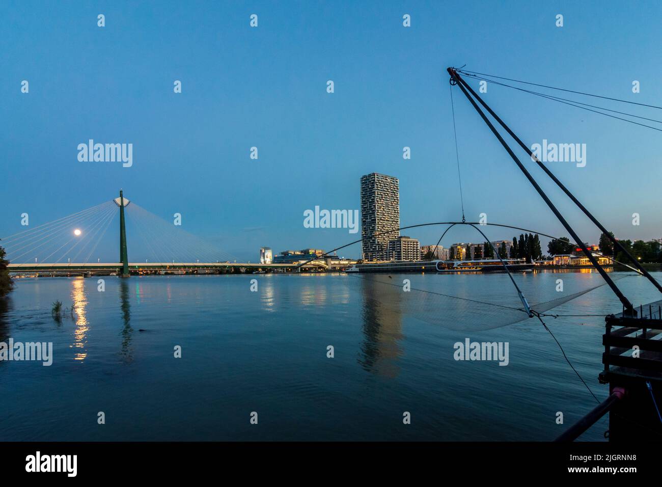 Viena, Viena: río Donau (Danubio), barco Daubel con red de pesca elevadora, barco de crucero, torre Marina Tower, metro puente Donaustadtbrücke, full mo Foto de stock