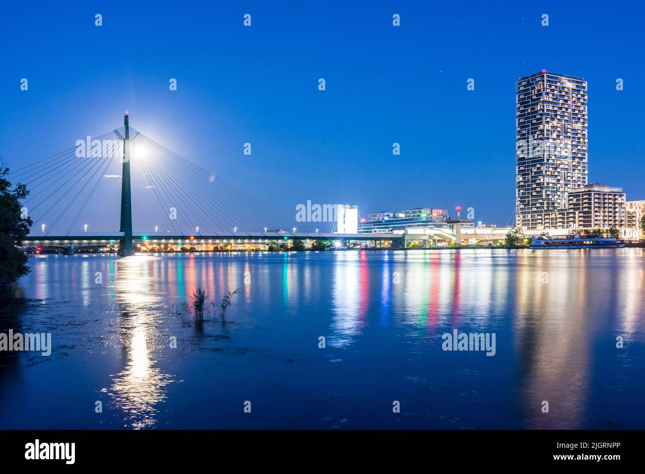 Viena, Viena: río Donau (Danubio), torre de altura Marina, puente subterráneo Donaustadtbrücke, luna llena, vista desde la isla Donauinsel en 02. Leopoldstadt Foto de stock