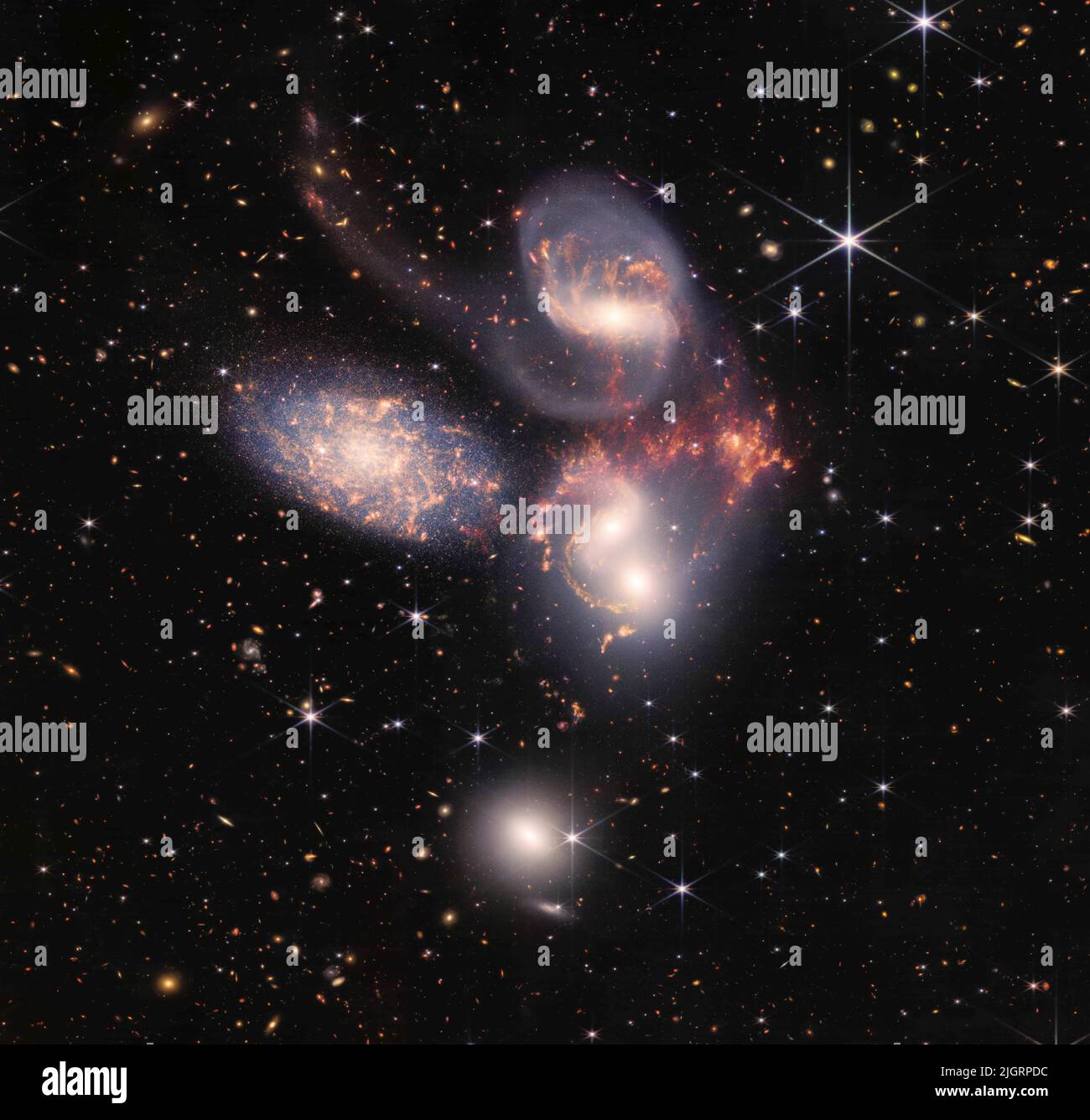 (220712) -- CINTURÓN VERDE (EE.UU.), 12 de julio de 2022 (Xinhua) -- Imagen publicada por la NASA el 12 de julio de 2022 muestra el Quinteto de Stephan, un grupo de cinco galaxias que aparecen cerca una de la otra en el cielo: dos en el centro, uno hacia arriba, uno hacia arriba, uno hacia arriba a la izquierda, y uno hacia abajo. La NASA publicó el martes las primeras imágenes a todo color del universo del telescopio James Webb y sus datos espectroscópicos, revelando las vistas detalladas y sin precedentes del universo. (NASA, ESA, CSA, STScI/Folleto vía Xinhua) Foto de stock