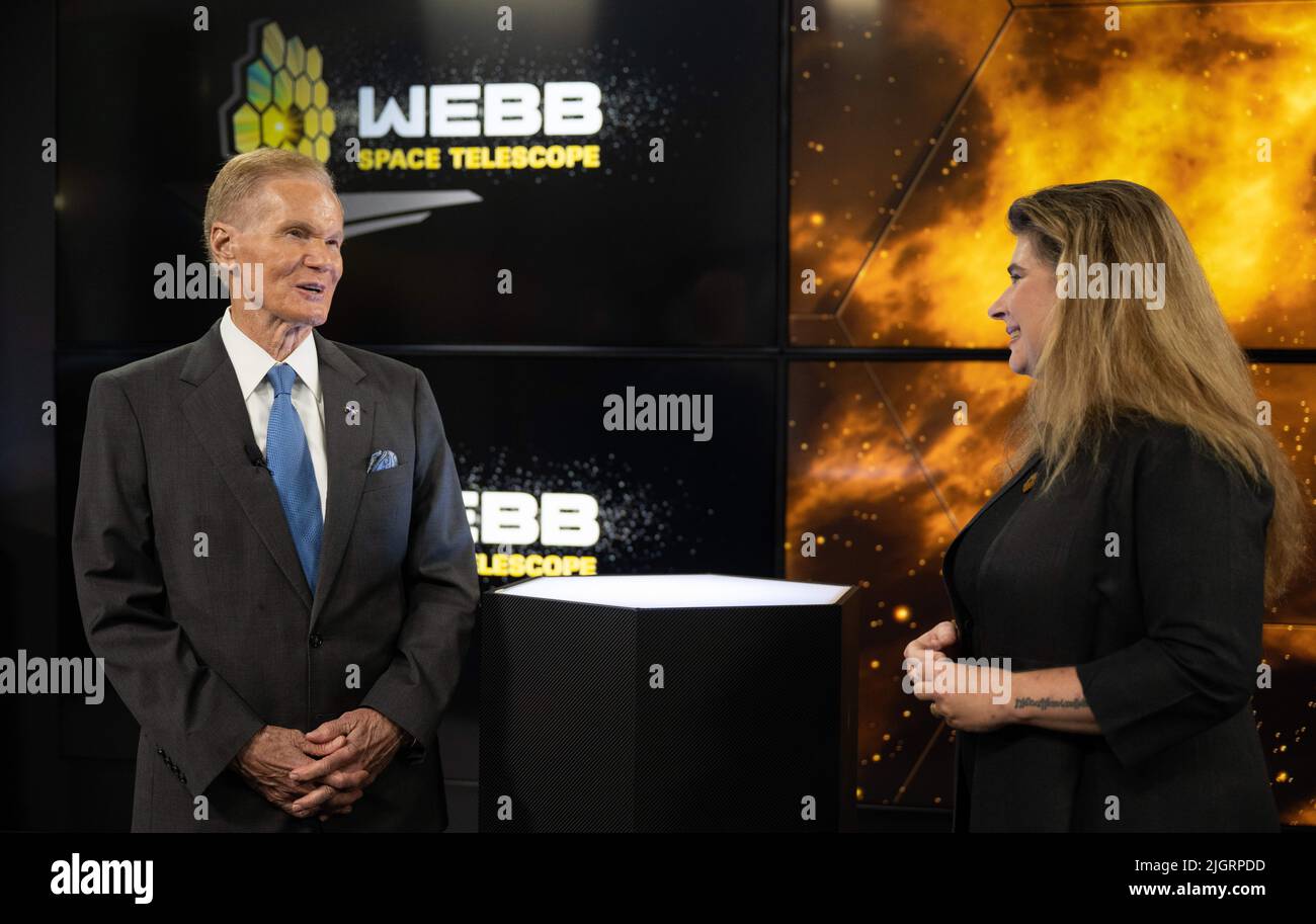 (220712) -- GREENBELT (EE.UU.), 12 de julio de 2022 (Xinhua) -- El Administrador Bill Nelson (L) de la NASA habla con Michelle Thaller, Directora Auxiliar de Ciencias del Centro Goddard de Vuelos Espaciales de la NASA, en el Centro Goddard de Vuelos Espaciales de la NASA en Greenbelt, Maryland, Estados Unidos, el 12 de julio de 2022. La NASA publicó el martes las primeras imágenes a todo color del universo del telescopio James Webb y sus datos espectroscópicos, revelando las vistas detalladas y sin precedentes del universo. (NASA/Bill Ingalls/Folleto vía Xinhua) Foto de stock