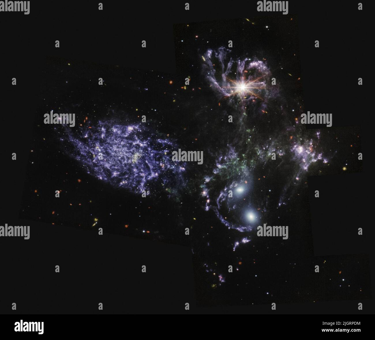 (220712) -- GREENBELT (EE.UU.), 12 de julio de 2022 (Xinhua) -- Imagen publicada por la NASA el 12 de julio de 2022 muestra el Quinteto de Stephan, una colección de cinco galaxias, vistas por MIRI del telescopio espacial James Webb. La NASA publicó el martes las primeras imágenes a todo color del universo del telescopio James Webb y sus datos espectroscópicos, revelando las vistas detalladas y sin precedentes del universo. (NASA, ESA, CSA, STScI/Folleto vía Xinhua) Foto de stock