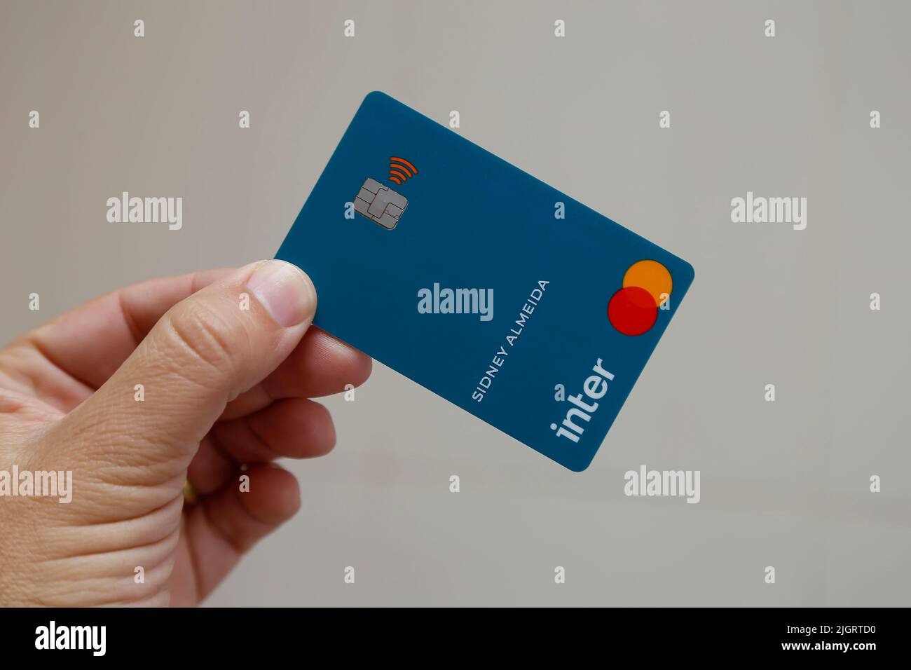 Minas Gerais, Brasil - 09 de julio de 2022: Tarjeta de crédito con logotipo inter-bancario y marca Mastercard Foto de stock