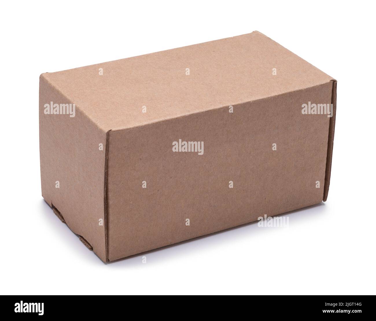 Caja de cartón rectangular marrón cerrada cortada sobre blanco. Foto de stock