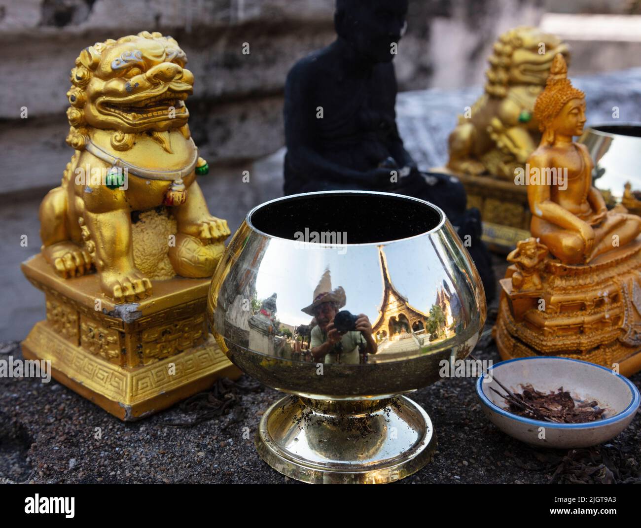 Reflejo de un templo budista cerca de la antigua aldea de Wiang Kum Kam - CHIANG MAI, TAILANDIA Foto de stock