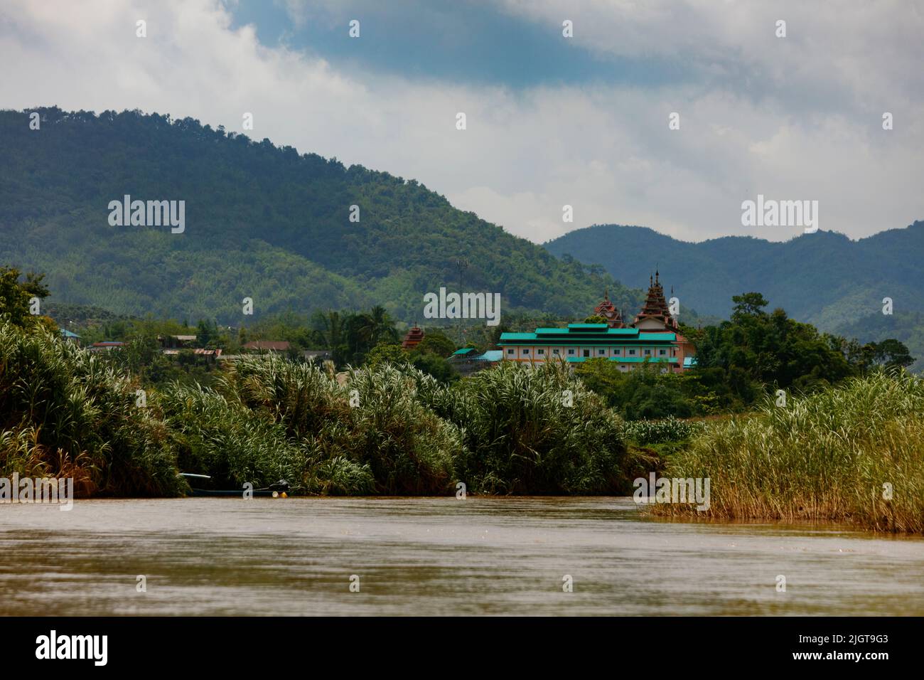 Templos budistas vistos desde un viaje en barco a lo largo del río MAE KOK desde Thaton hasta Chiang Rai - TAILANDIA Foto de stock