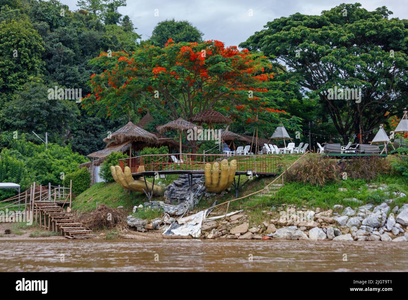 Un complejo a lo largo de las orillas del río MAE KOK cerca de Chiang Rai - TAILANDIA Foto de stock