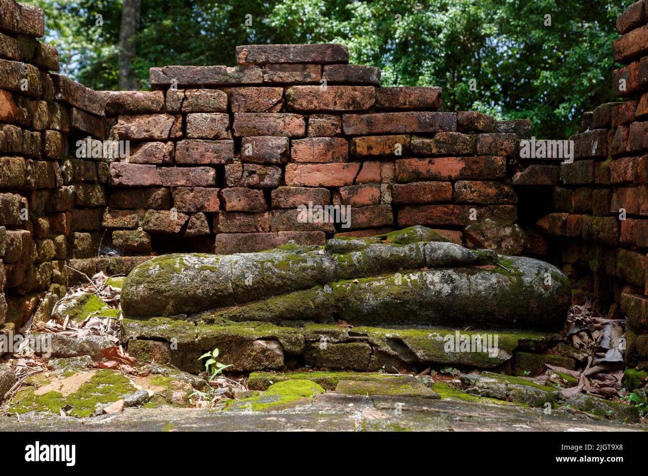 Antiguas ruinas budistas en EL TRIÁNGULO DORADO es donde Tailandia, Birmania y Laos se encuentran - CHIANG SAEN, TAILANDIA Foto de stock