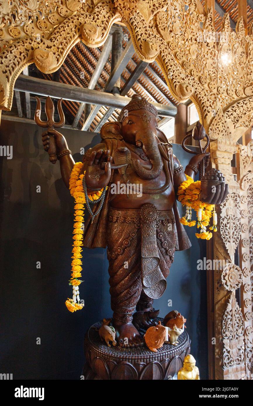 Una estatua de Ganesh en LA CASA NEGRA o museo Baandam es el niño del cerebro del artista tailandés Thawan Duchanee que incluye su arte y colección o. Foto de stock