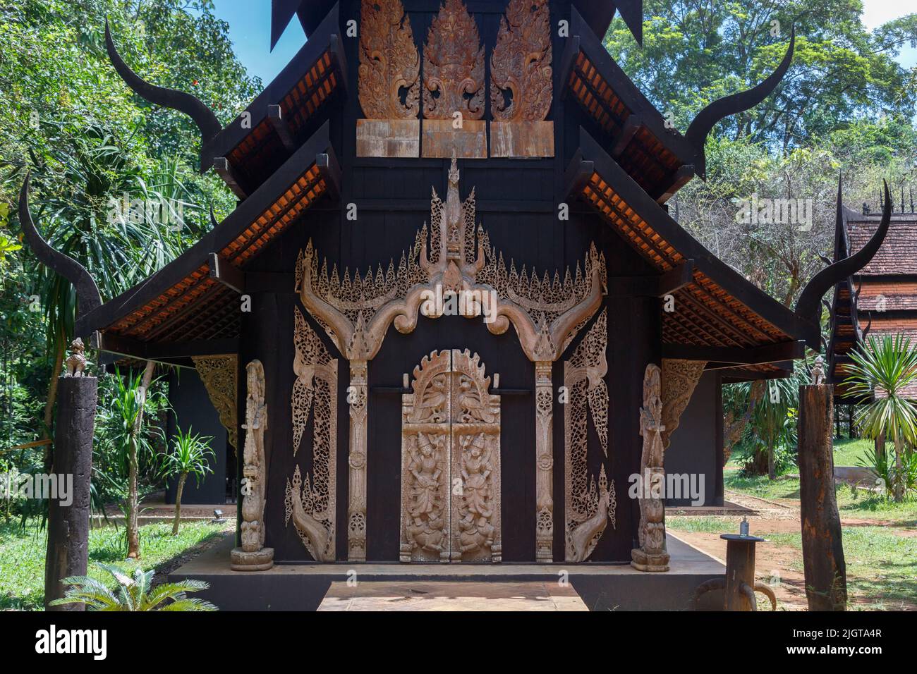 La arquitectura tradicional en LA CASA NEGRA o el museo Baandam el niño del cerebro del artista tailandés Thawan Duchanee que incluye su arte y colección Foto de stock