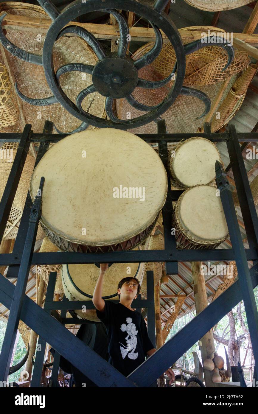 Colección de tambores en LA CASA NEGRA o Museo Baandam El niño cerebral del artista tailandés Thawan Duchanee que incluye su arte y colección de trad Foto de stock