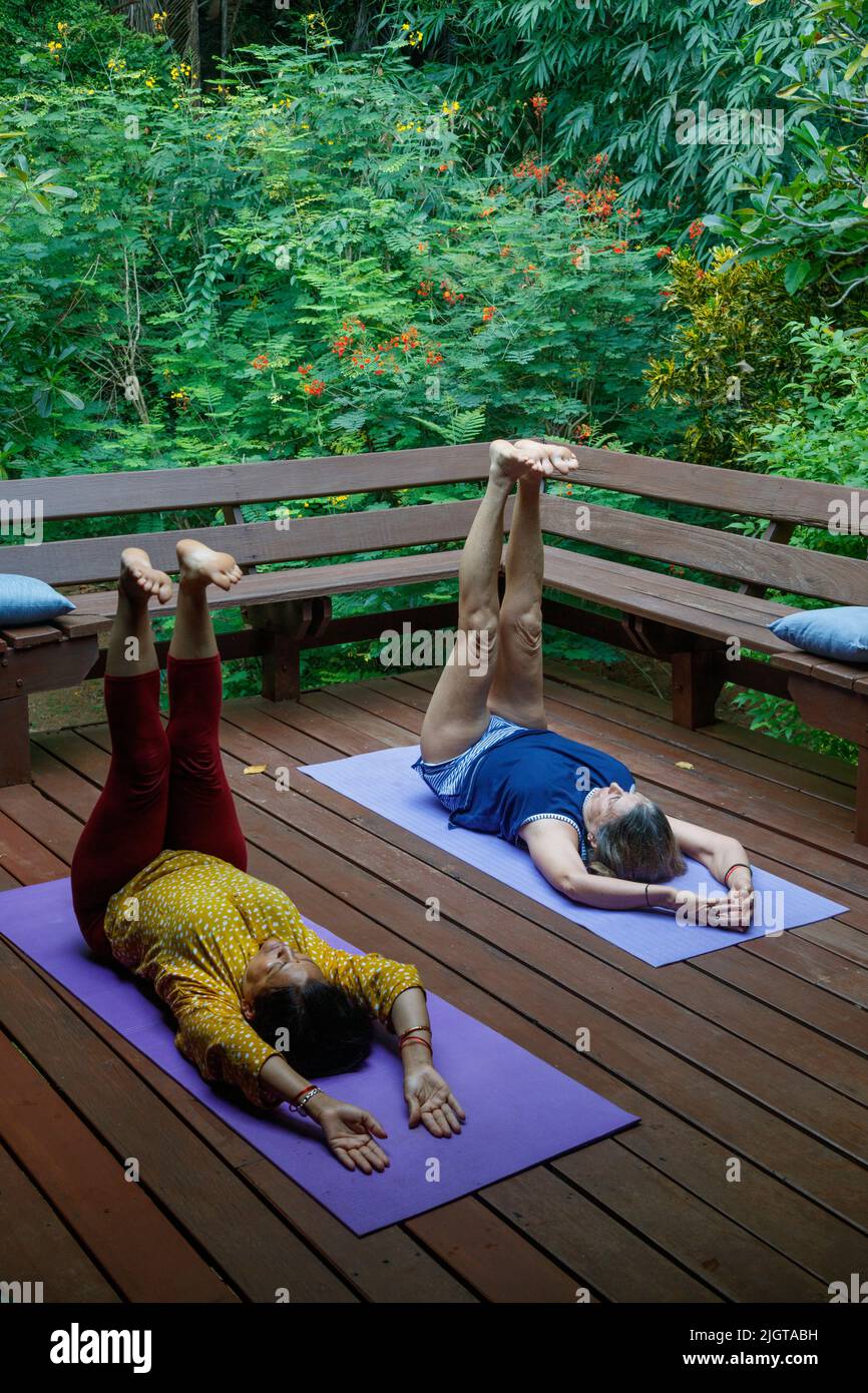 Yoga en la cubierta de una casa en el Railay Beach Club - PROVINCIA DE KRABI, TAILANDIA Foto de stock