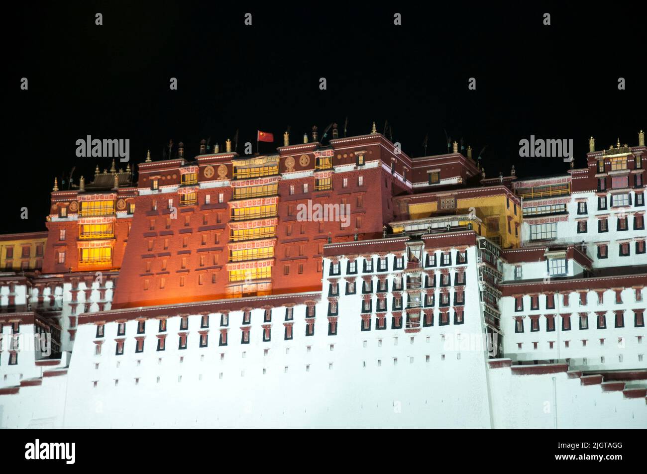 Palacio Potala por la noche, Lhasa, Tibet, China, hasta 1959 la sede de invierno del gobierno teocrático del Dalai Lama del Tíbet independiente Foto de stock