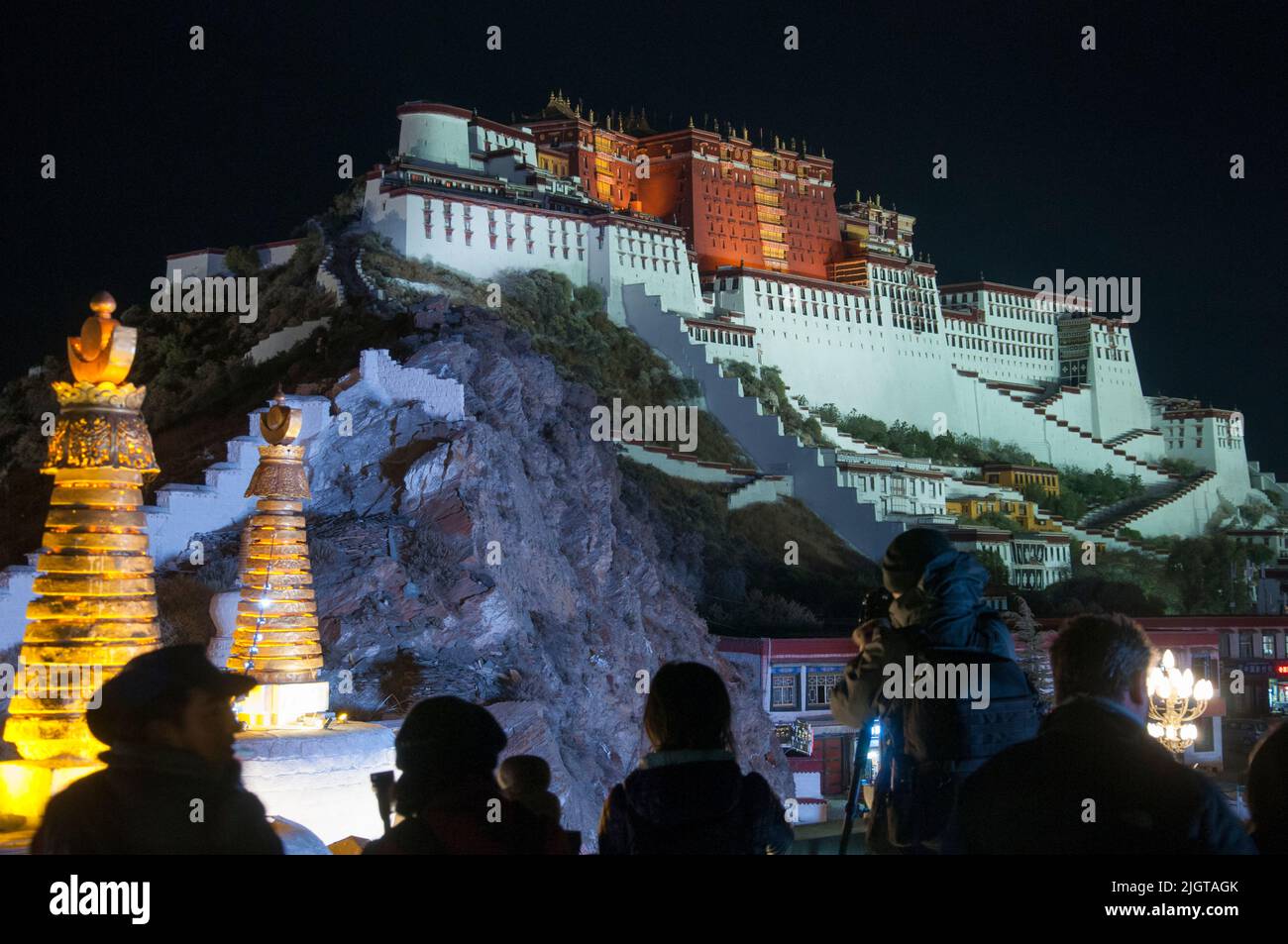 Palacio Potala por la noche, Lhasa, Tibet, China, hasta 1959 la sede de invierno del gobierno teocrático del Dalai Lama del Tíbet independiente Foto de stock