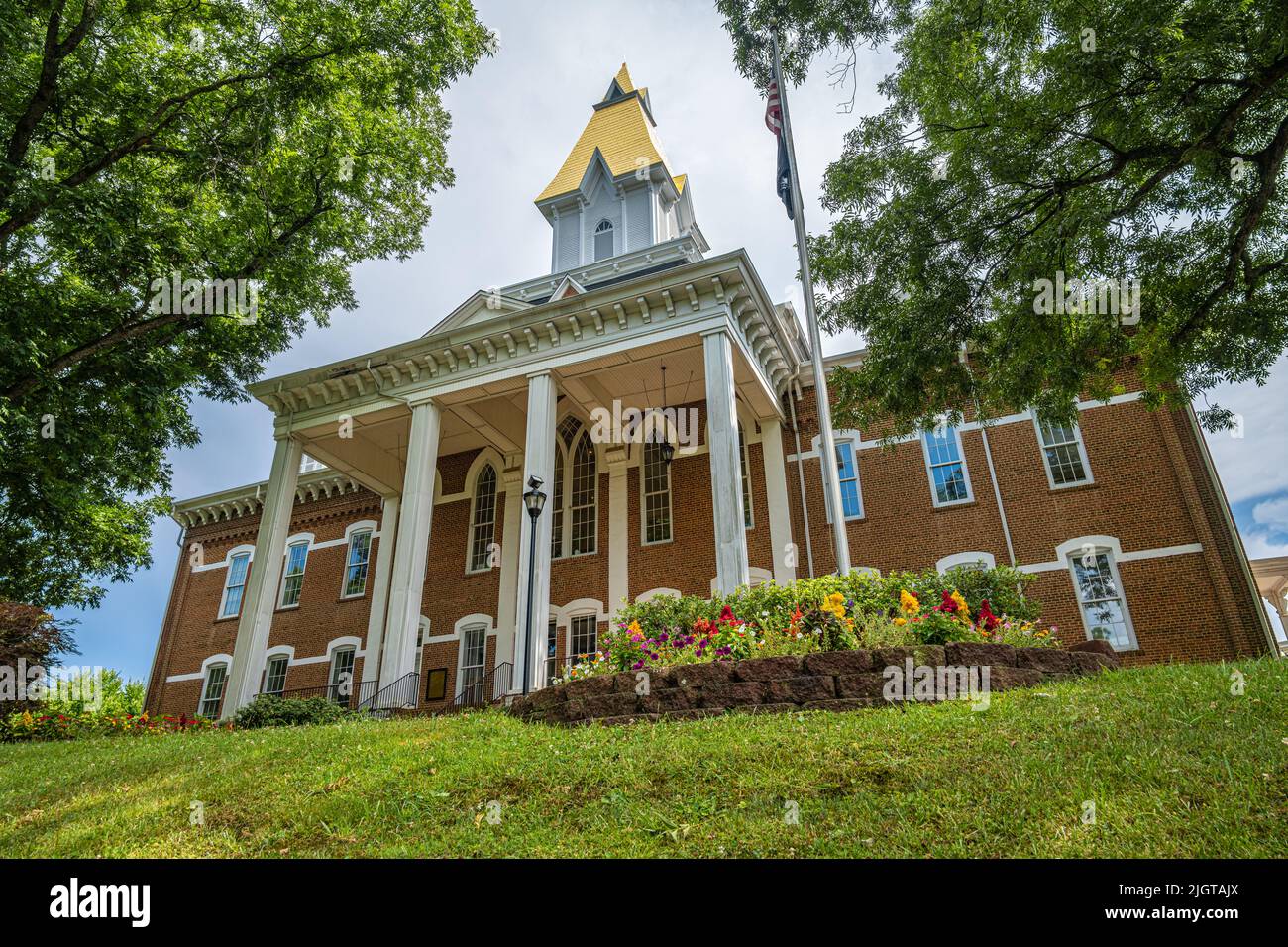 El Price Memorial Hall de la Universidad de Georgia del Norte con su genuino campanario dorado de Dahlonega en Dahlonega, Georgia. (ESTADOS UNIDOS) Foto de stock