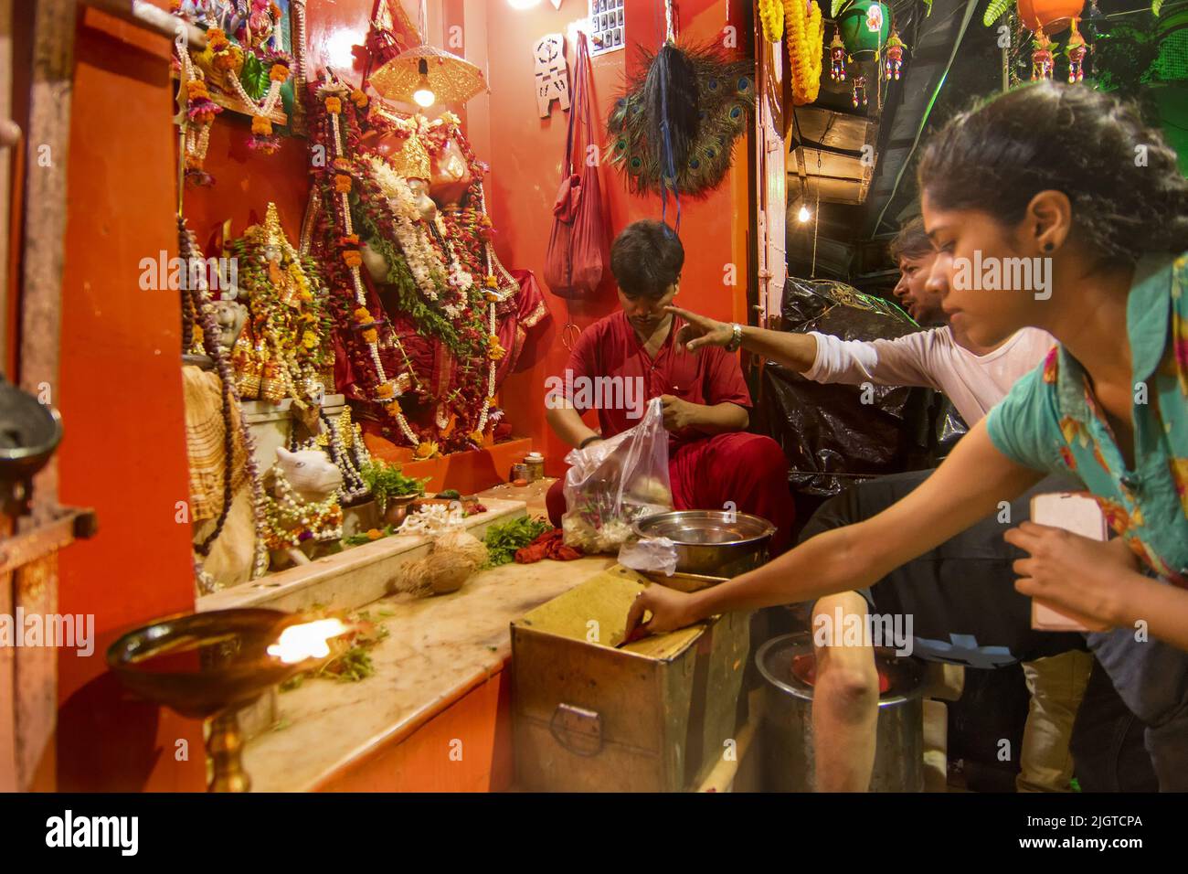 Kolkata, Bengala Occidental, India - 5th de julio de 2017: Devotos que visitan el templo Ji del Señor Hanuman en Kalighat. Templo famoso en Kolkata. Foto de stock