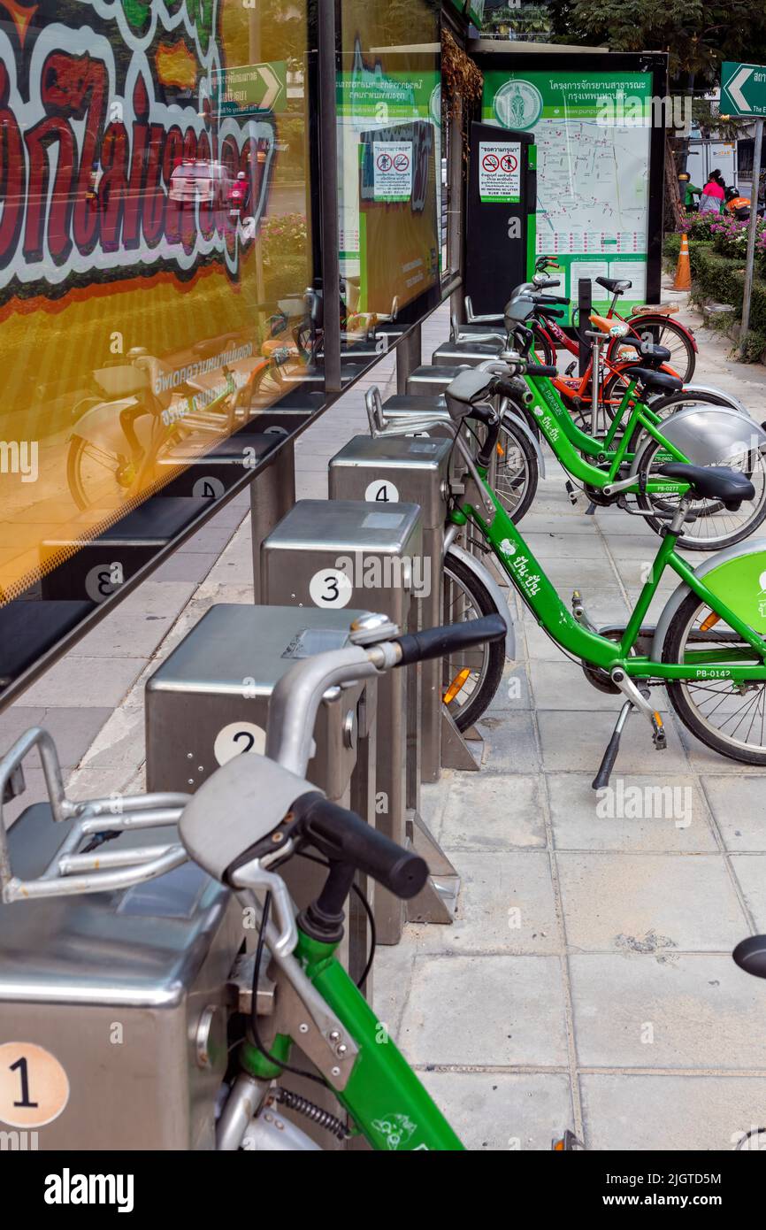 Bicicleta y estación de atraque, Sathorn, Bangkok, Tailandia Foto de stock