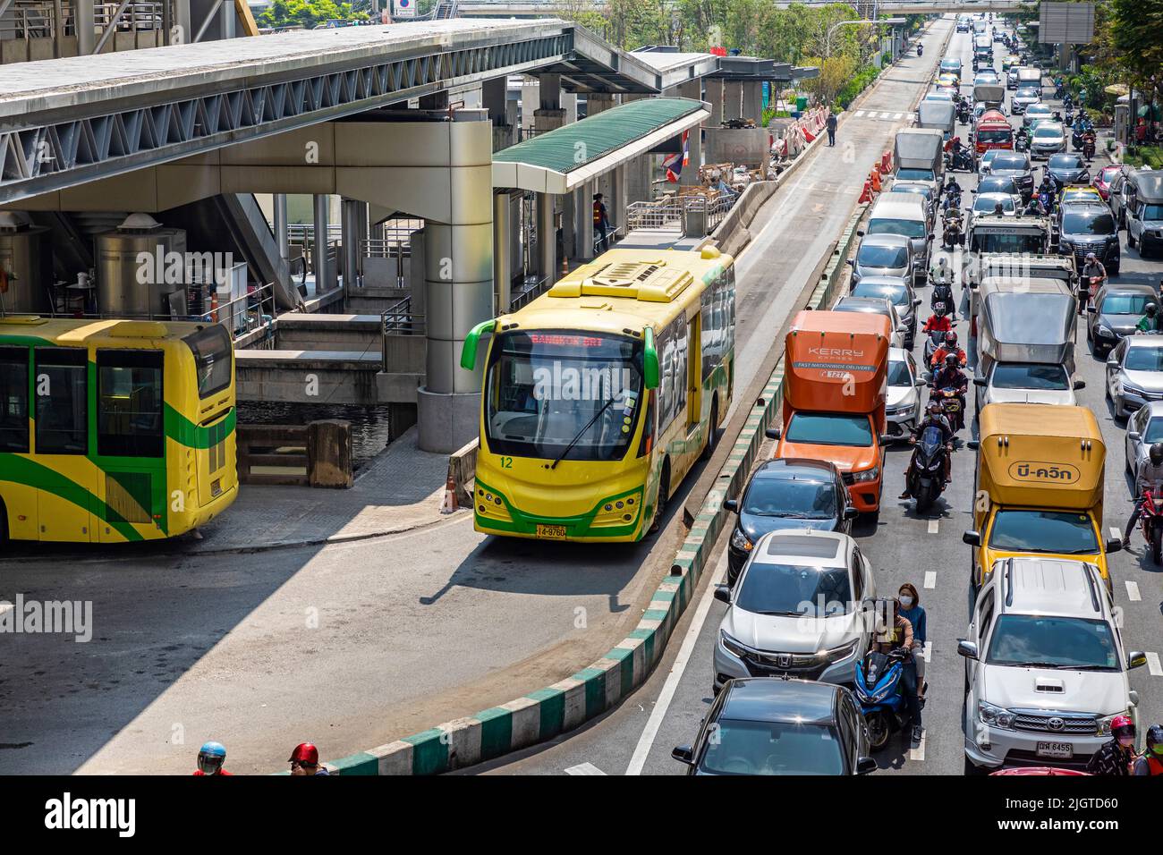 Carril de tránsito rápido de autobuses y atasco de tráfico, Sathorn, Bangkok, Tailandia Foto de stock