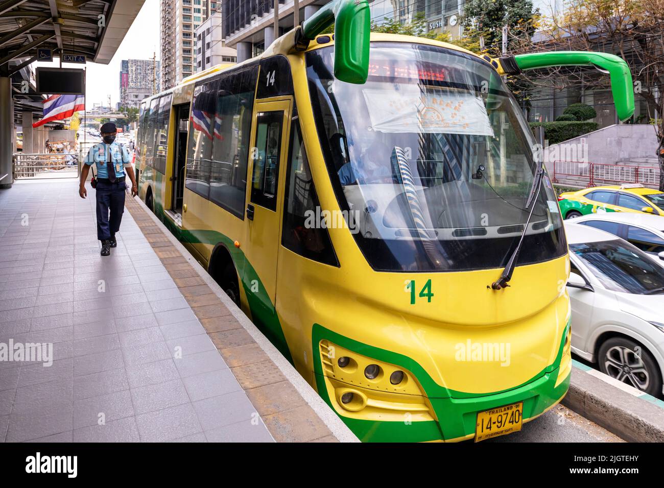 Autobús de tránsito rápido en la estación terminal de Sathorn, Bangkok, Tailandia Foto de stock