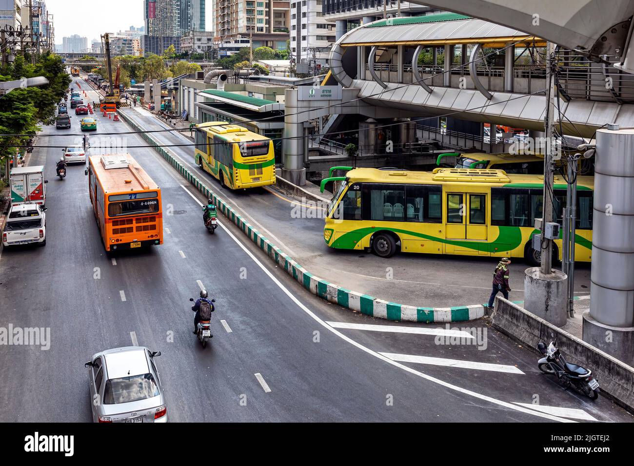 Autobús de tránsito rápido en la estación terminal de Sathorn, Bangkok, Tailandia Foto de stock
